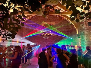 DJ para festa de casamento animando pista de dança com ótimos preços em São Paulo - Padoma Eventos