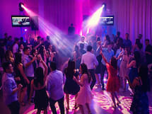 Montagem de TV 40 polegadas em box truss para festas infantis
