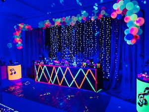 Iluminação de luz negra neon para festa do branco réveillon - Padoma Eventos