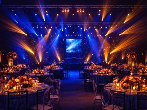 Iluminação cênica LED para decoração de festa de formatura - Padoma Eventos