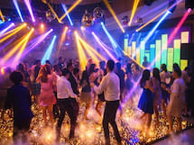 VJ para casamento com painel de LED exibindo videoclipes sincronizados - Padoma Eventos
