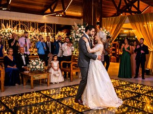 Pista Paris iluminada para valsa e festa de casamento com DJ- Padoma Eventos